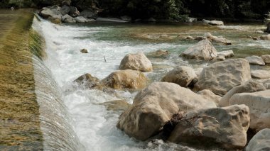 Vaison-la-Romaine yakınlarında küçük şelale (Vaucluse)