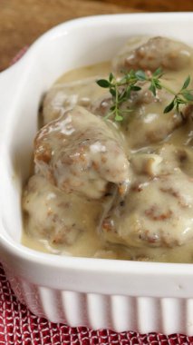 Mantar soslu köfte.