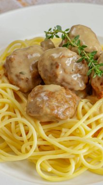 Mantar soslu spagetti ve köfte.