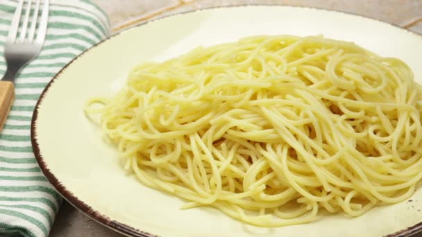 Salsa Tomate Feta Servida Con Cucharón Plato Espaguetis — Vídeos de Stock