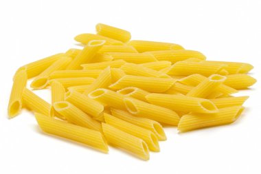 Çiğ makarna yığını, yakın plan, beyaz arka planda izole edilmiş.