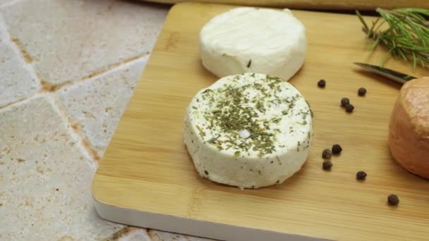 小さな牛乳とヤギのミルクチーズ — ストック動画