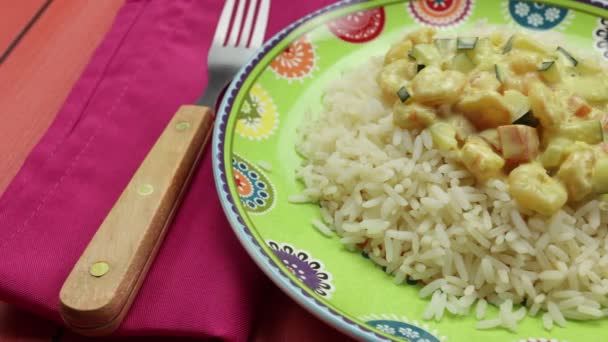 Curry Garnalen Kokosmelk Met Witte Rijst Close — Stockvideo