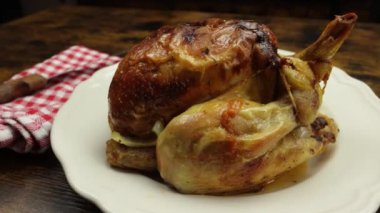 Kızarmış tavuk, yakın plan, tabakta.