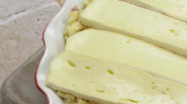 Croziflette tabağı ve reblochon pişmeye hazır.