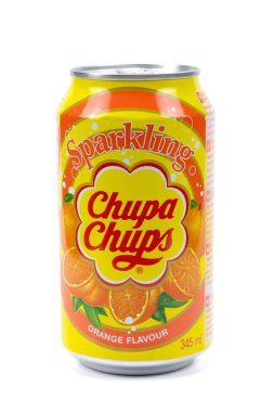 Vaison la Romaine, Vaucluse, Fransa - 07232023: portakal suyu kutusu Chupa Chups beyaz arka planda izole edildi