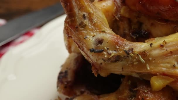 Kızarmış Tavuk Patates Yakın Plan Bir Tabakta — Stok video