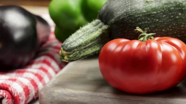 Tomates Calabacines Berenjenas Cebollas Primer Plano — Vídeo de stock
