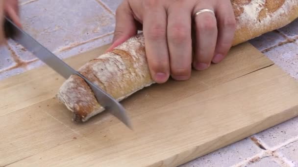 Close Dari Tangan Mans Memotong Baguette — Stok Video