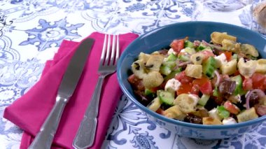 Yunan salatası domatesleri, salatalık, kırmızı soğan ve feta.