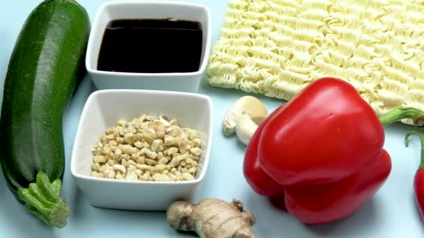 チキンとカシューヌードルをテーブルで調理するための材料 — ストック動画