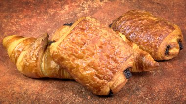 Kruvasan ve çikolatalı ekmek, yakın plan.