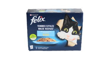 Vaison la Romaine, Vaucluse, Fransa - 08302023: Felix marka kedi maması kutusu Purina tarafından yapıldı, beyaz arka planda izole edildi.