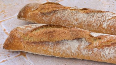 İki ekmek çubuğuna yakın çekim