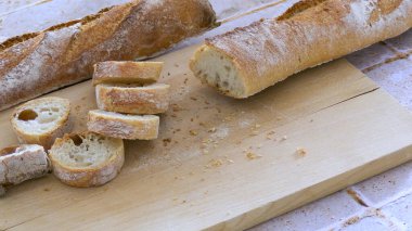 Kesme tahtasındaki dilimlenmiş baget.