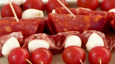 Aperatif olarak küçük sosisler, mozzarella ve kiraz domatesi.