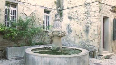 Provence 'deki Seguret köyünün çeşmesinin manzarası