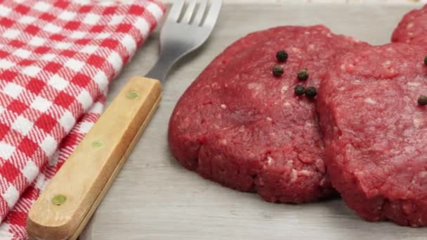 Filetes Carne Cruda Molida Primer Plano Una Tabla Cortar — Vídeos de Stock