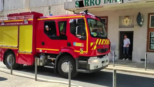 Vaison Romaine Vaucluse Frankreich 09052023 Feuerwehrauto Fährt Einer Straße Stadtzentrum — Stockvideo