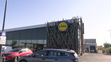 Aigues Mortes, Occitanie, Fransa - 09102023: Fransa 'nın güneyindeki Aigues Mortes kasabasında Lidl cephesi