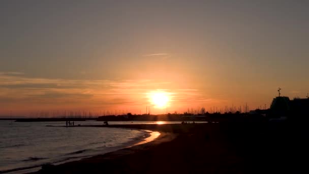 vue d'un coucher de soleil sur la plage de La Grande Motte (Occitanie, France))