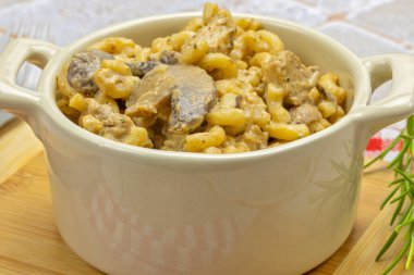 Tavuk ve mantarlı makarna, yakın plan.