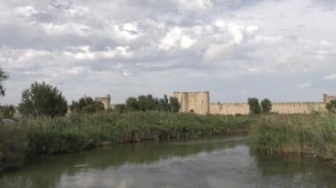 Aigues-Mortes şehrinin kuleleri ve surları