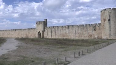 Aigues-Mortes şehrinin kuleleri ve surları