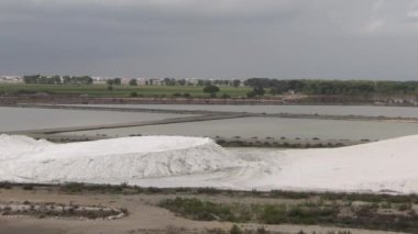 Camargue, Fransa 'daki Aigues-Mortes' in tuz düzlükleri.