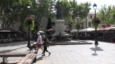 Aigues-Mortes, Occitanie, Fransa - 09 11 2023: Saint-Louis Meydanı 'ndaki Saint-Louis Heykeli