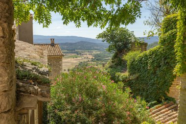 Gordes köyünde sokak ve evler (Vaucluse, Fransa)