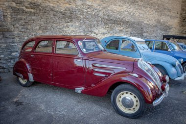 Gordes, Vaucluse, Fransa - 08062023: klasik Peugeot 402 N4 limuzini köy meydanında durdu