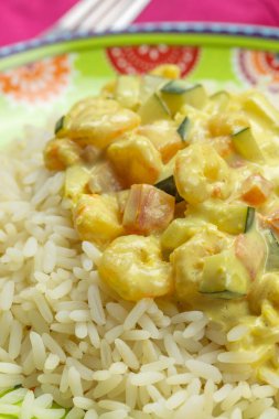 Körili karides tabağı ve hindistan cevizi sütü. Yanında da beyaz pirinç, yakın plan.