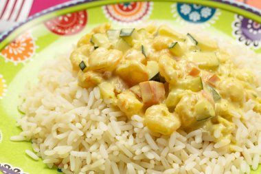 Körili karides tabağı ve hindistan cevizi sütü. Yanında da beyaz pirinç, yakın plan.