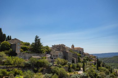 Vaucluse 'deki Gordes köyünün manzarası (Fransa)