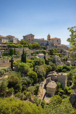 Vaucluse 'deki Gordes köyünün manzarası (Fransa)