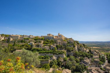 Vaucluse 'deki Gordes köyünün manzarası (Fransa)