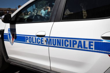 Fransız polis arabasının kapısında Fransız 