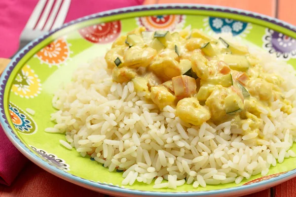 Körili karides tabağı ve hindistan cevizi sütü. Yanında da beyaz pirinç, yakın plan.