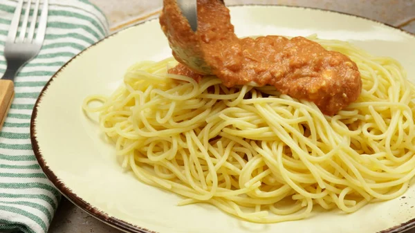 Sos Pomidorowy Feta Podawane Chochli Talerzu Spaghetti — Zdjęcie stockowe
