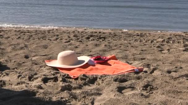 Пляжний Капелюх Рушник Лежать Піску — стокове відео