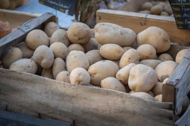 tahta bir sandık içinde patates