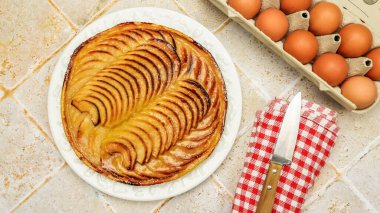 Elmalı turta, yakın çekim, masanın üstünde.