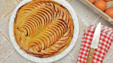 Elmalı turta, yakın çekim, masanın üstünde.