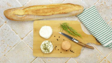 Küçük peynirler inek sütü ve keçi sütü