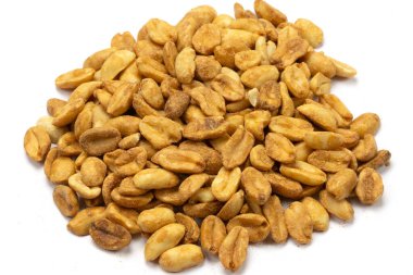 Fıstık yığını, yakın plan, beyaz arka plan izole edilmiş.