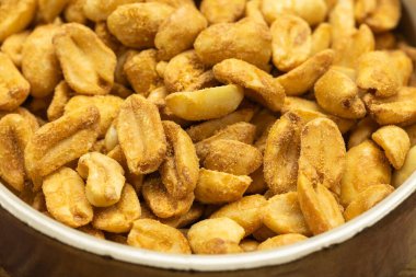 Fıstık yığını, yakın plan, bir tabakta.