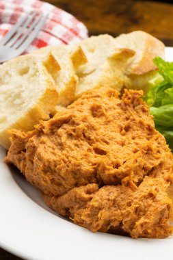 Amerikan filetosu (çiğ et ya da at eti, baharatlı) yakın plan, bir tabakta.