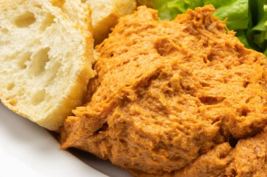 Amerikan filetosu (çiğ et ya da at eti, baharatlı) yakın plan, bir tabakta.