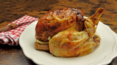 Kızarmış tavuk, yakın plan, tabakta.